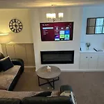 Tranquil Sheffield Retreat - 3 Bedroom House